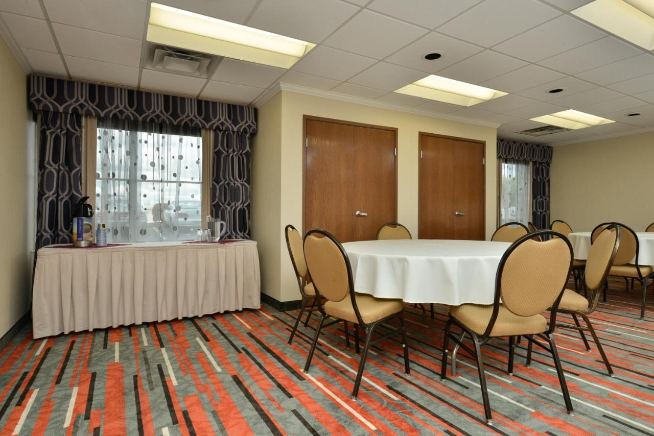 Holiday Inn Express Boston-Milford By Ihg Exterior photo