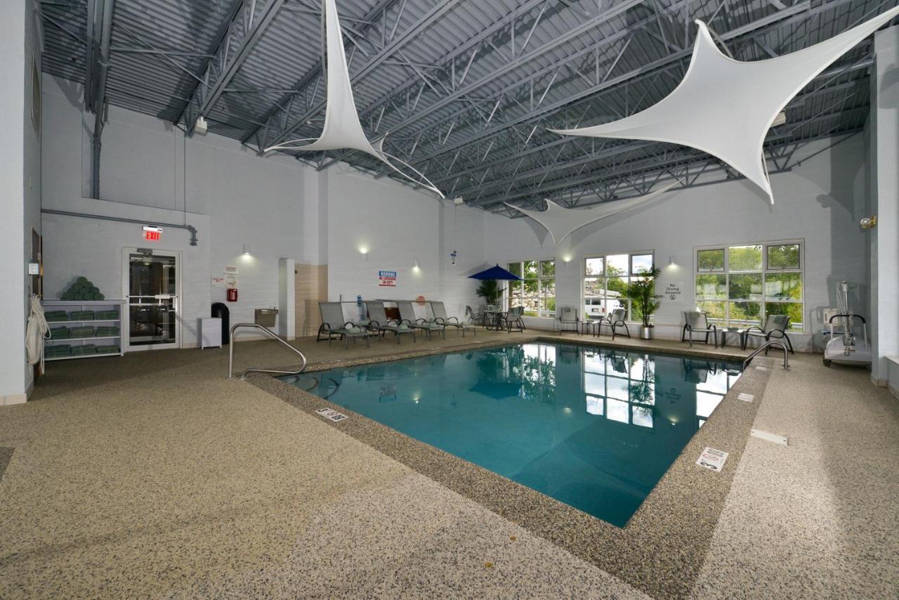 Holiday Inn Express Boston-Milford By Ihg Exterior photo