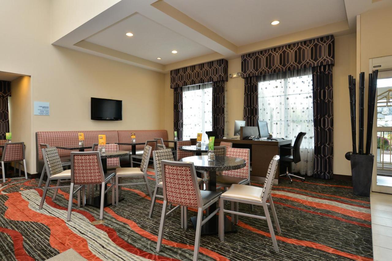 Holiday Inn Express Boston-Milford By Ihg Exterior photo