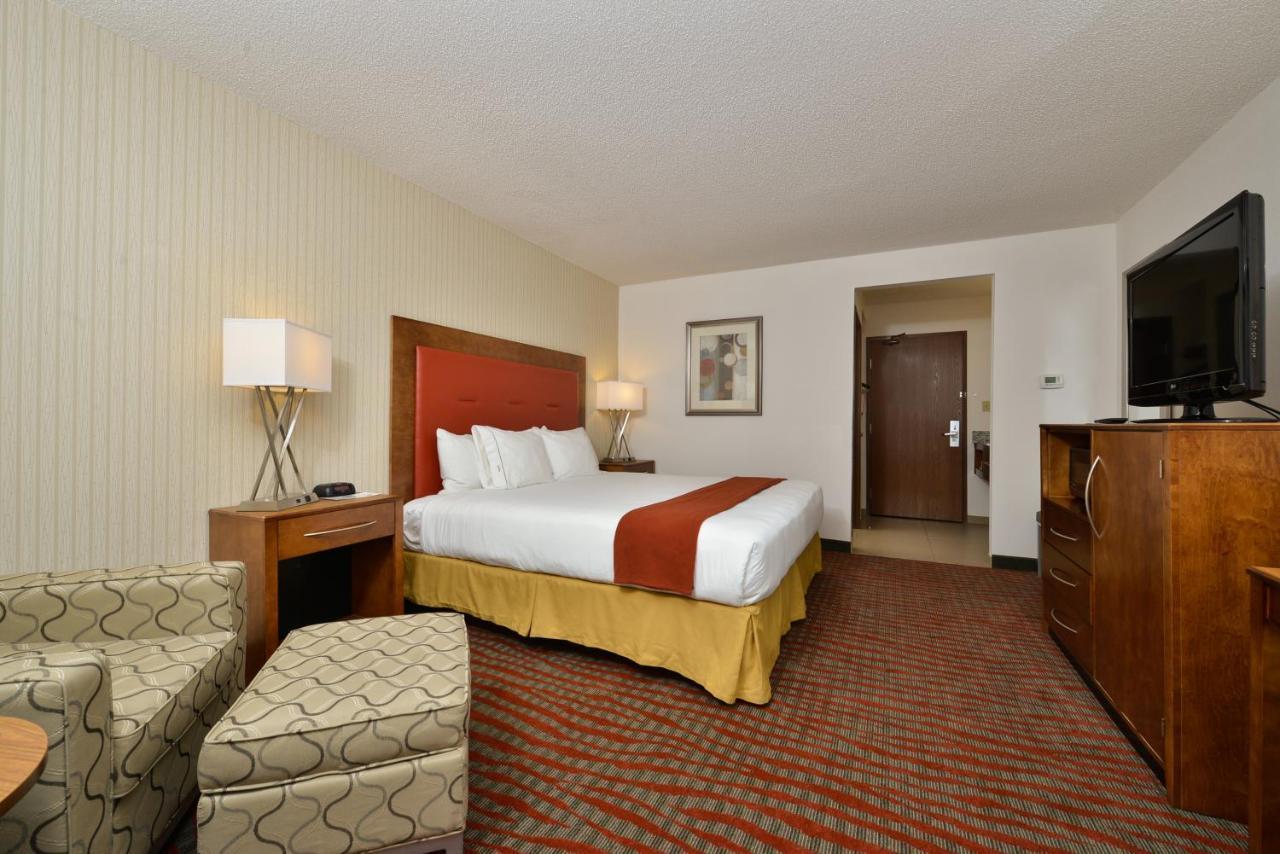 Holiday Inn Express Boston-Milford By Ihg Exterior photo