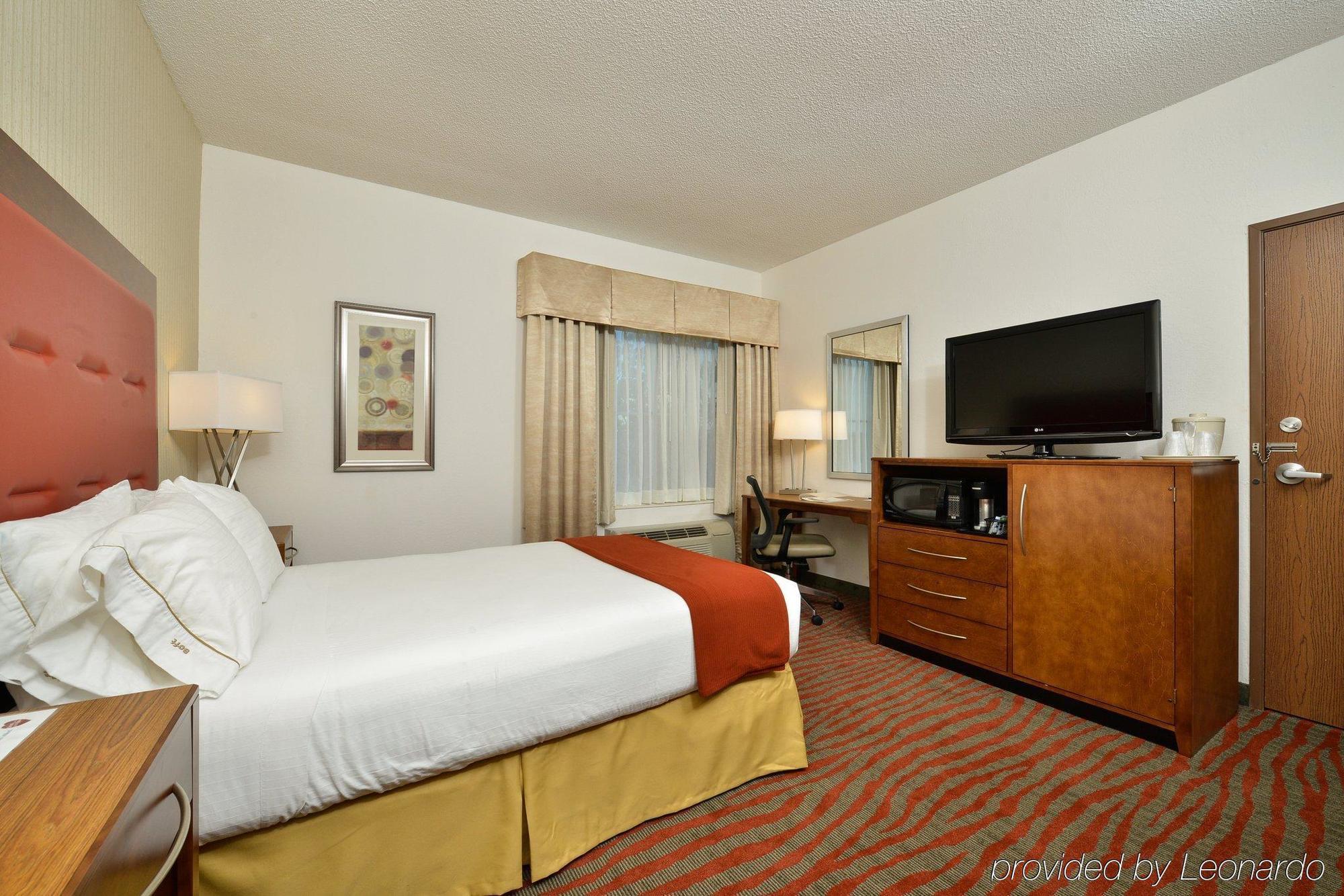 Holiday Inn Express Boston-Milford By Ihg Exterior photo